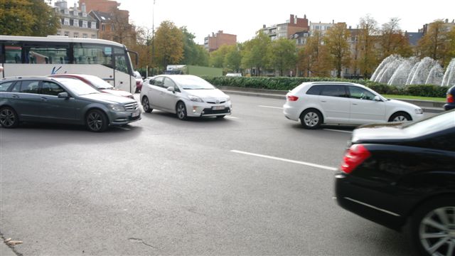 De kleine witte auto op de achtergrond is een doordouwer. De bestuurder wil rechtdoor maar de auto's rechts van hem willen van geen wijken weten en zullen hem luttele seconden later klem rijden. Er ontstaat een korte maar hevige scheldpartij...