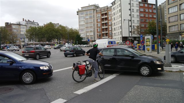Een fietser op het Meiserplein weet zijn leven te redden voor een aanstormende auto door snel van zijn tweewieler te springen! Gelukkig was de man lenig...