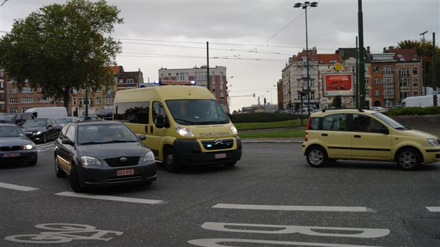 Een ziekenwagen baant zich moeizaam een weg door de chaos op het Meiserplein. Pas na twee minuten is dat gelukt.