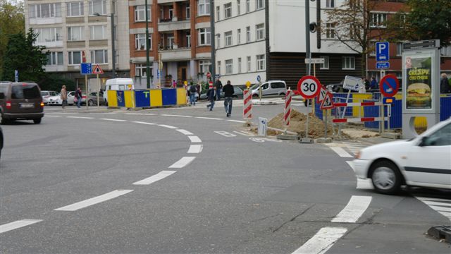 Meiserplein Brussel, één van de drukste rotondes van België. Hier zijn werken in uitvoering op het uiterste rechter baanvak dat bestemd is voor bussen en fietsers. Er heerst regelrechte chaos en anarchie.