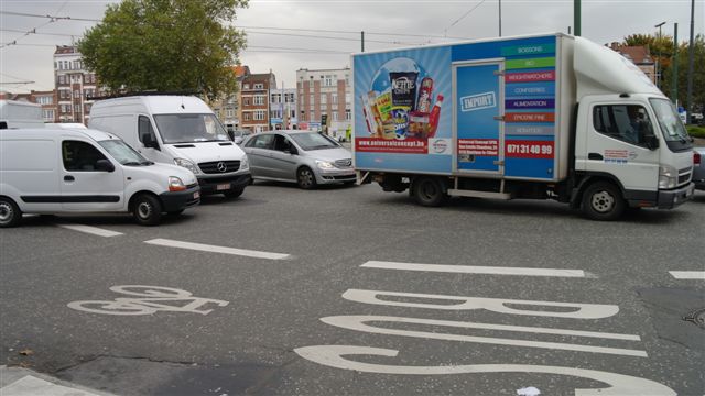 Twee witte camionettes op het Meiserplein willen elk een andere kant op...