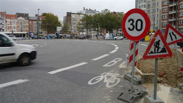 Fietsers die voor deze werken uitwijken, riskeren hun leven. En de politie? Die schittert door afwezigheid of kijkt van op afstand toe.
