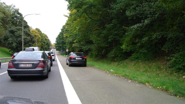 Dagelijks tafereel op de afrit E40 te Kraainem-Woluwe: gehaaste automobilisten, gefrustreerd door de files, verliezen hun geduld en kiezen voor de pechstrook.