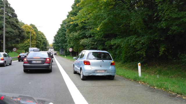 Dat is niet alleen levensgevaarlijk -wanneer plotseling een andere automobilist in de file op het zelfde idee komt-, maar het is ook streng verboden.