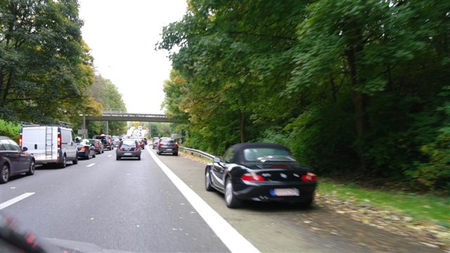 Deze afrit wordt ook frequent gebruikt door ziekenwagens richting St. Lucasziekenhuis. En die riskeren door dit gedrag dan ook hopeloos vast komen te zitten omdat ze geen kant uit kunnen... Om nog maar te zwijgen over brandweerauto's en andere hulpdiensten