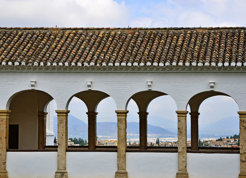Het Alhambra ligt op een heuvel met mooi vergezicht over de Sierra Nevada
