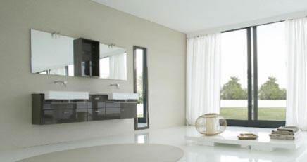 Door het grote raam baadt deze moderne badkamer in een zee van licht.