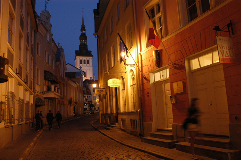 Typisch klein straatje in oud Riga