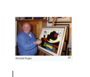 Een man in een blauwe trui houdt een kleurrijk ingelijst schilderij vast.