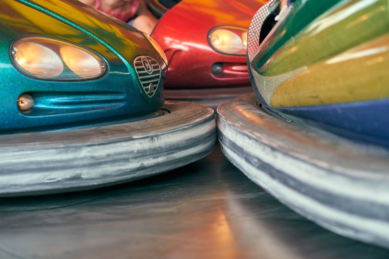 Kleurrijke botsauto's met brede rubberen stootranden op de kermis.