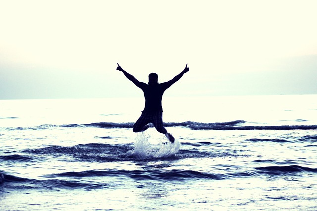/108/Altero/boy-flying-happy-boy-693381_640.jpg