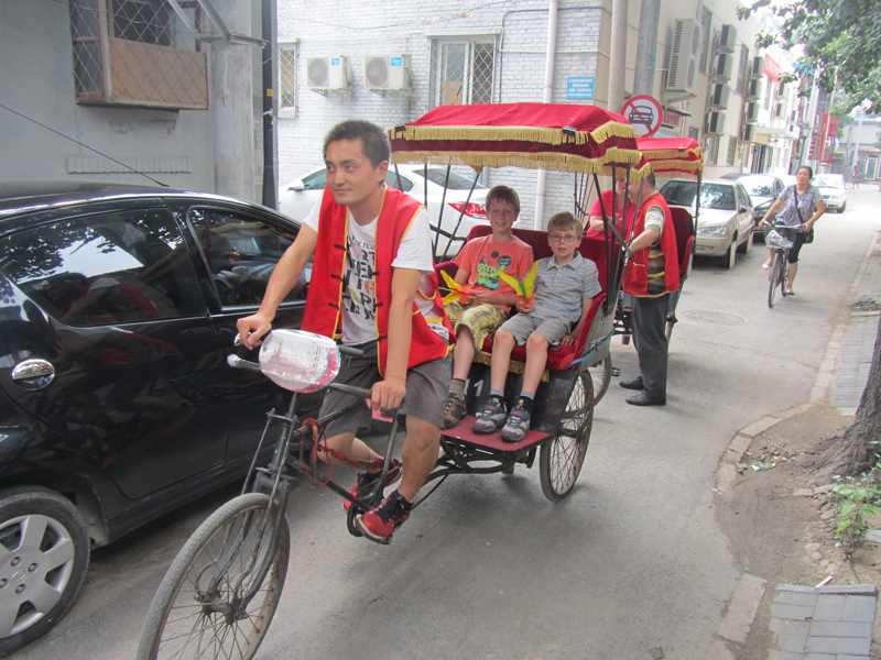 Met de Riksha door de Hutongs.