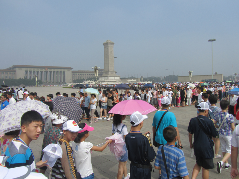 Tien Anmen Plein met duizende wachtenden voor het mausoleum van Chairman Mao.
