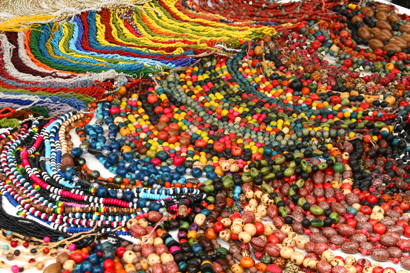 Kleurrijke kettingen op een van de kraampjes op de markt van Otavalo.
