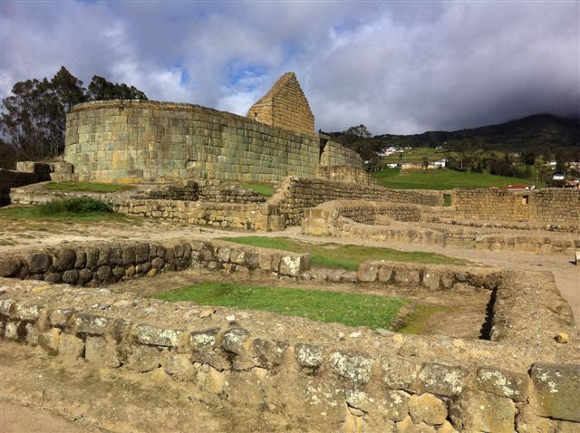 Inga Pirca de resten van een zonnetempel gebouwd door de Incas. De blokken andesiet zijn precies op elkaar passend gemaakt.