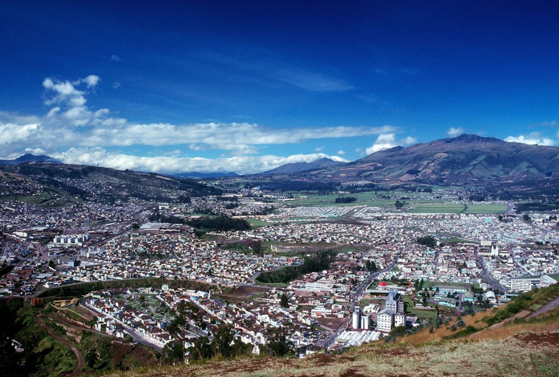 Een prachtig zicht op de witte stad Quito ingesloten tussen de vulkanen.