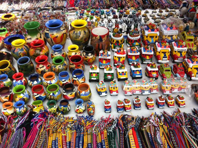 Een kiekje van de vele kleurrijke artisanale voorwerpen op de markt.