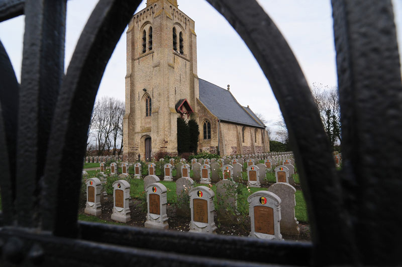 De kerk bij de militaire begraafplaats.