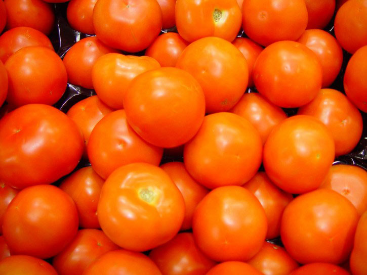 Verse tomaten ontvel je zo: maak een kruisinkeping en dompel ze één minuut in kokend water.