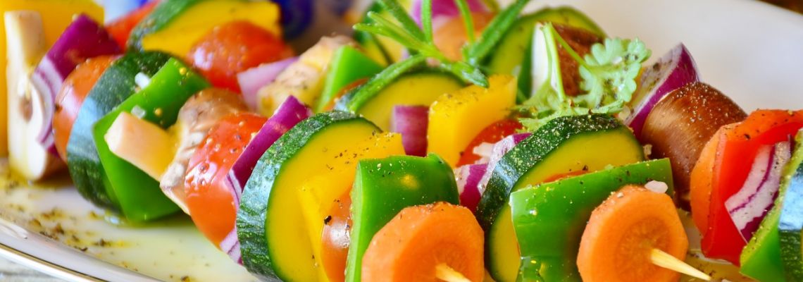 Groentespiesjes met courgette, paprika, wortel en rode ui.