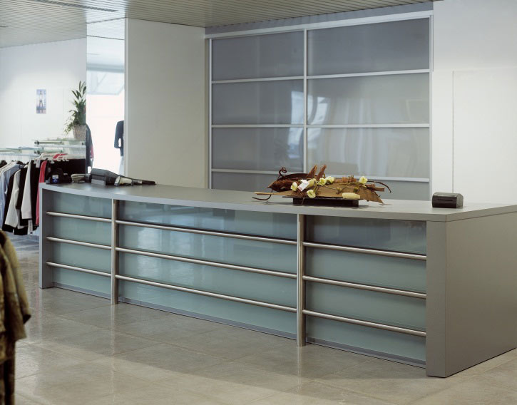 Dit is een balie met een kast op maat in een kledingwinkel.