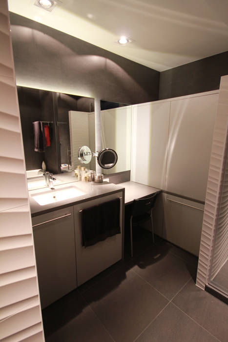 Verlaagde kaptafel met vergrotende spiegel en stoel om zittend het haar en je make-up in orde te brengen.