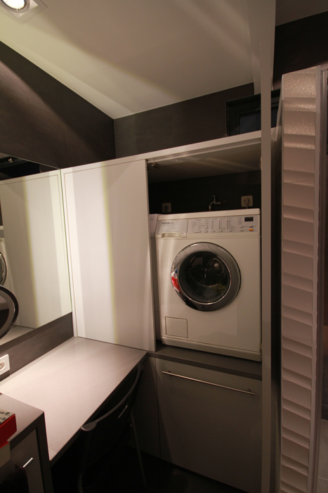 Wasmachine en droogkast op werkhoogte, vergemakkelijkt in- en uitladen van was.