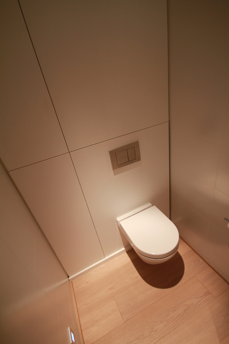 Het toilet is asymmetrisch geplaatst om eventuele assistentie makkelijk en mogelijk te maken. 