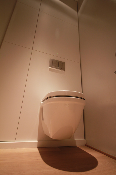 Ook is het toilet wat hoger geplaatst wat zitten en rechtstaan vergemakkelijkt.