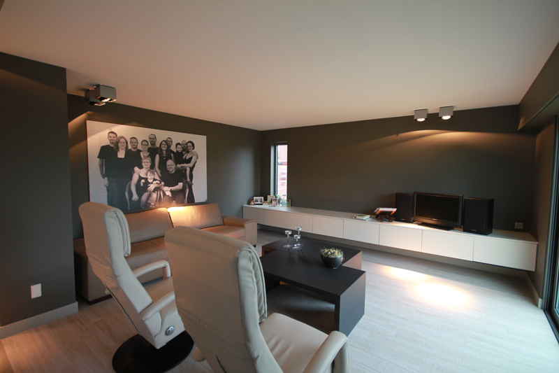Huis, van kleine land eigendom, aangepast aan de huidige normen: nieuwe badkamer en keuken, vloerverwarming en nieuwe technieken. Dit in combinatie met alles op de gelijkvloerse verdieping te organiseren, met logeerkamers voor de kleinkinderen op de eerste verdieping.