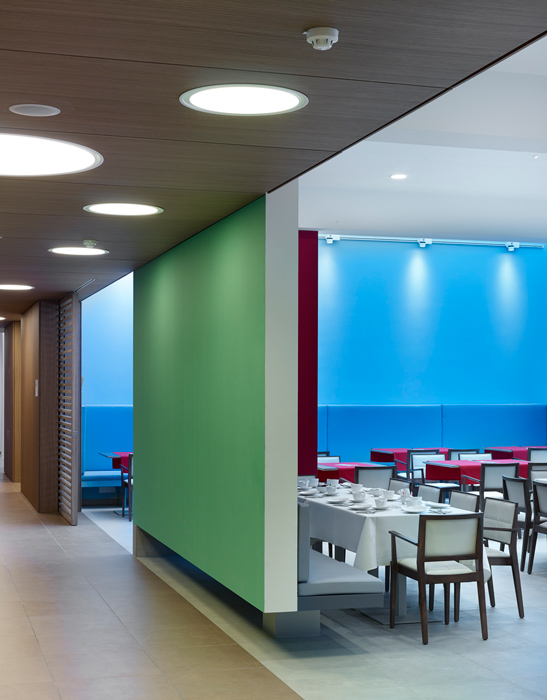 Het gebruik van de diverse materialen en kleuren definieert de verschillende functies en loods de bezoeker doorheen het gebouw.