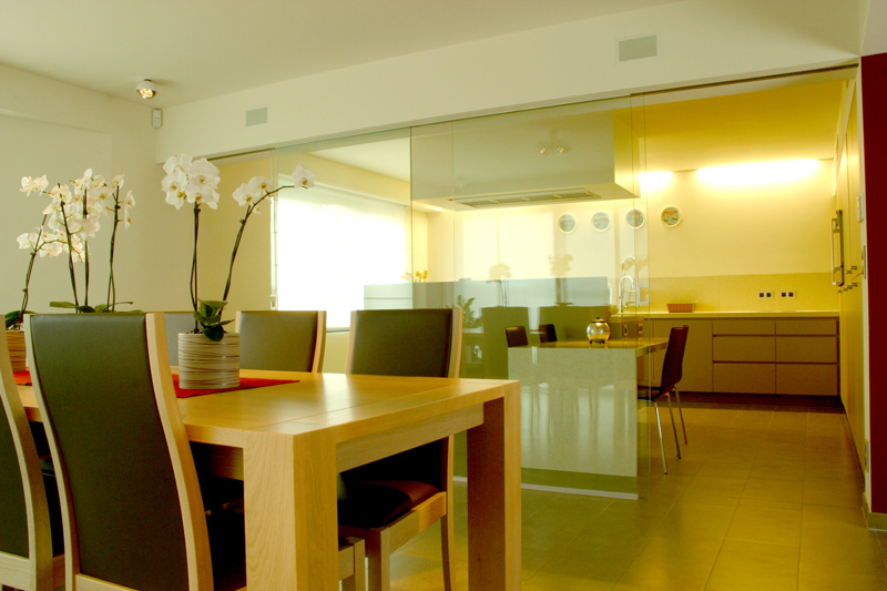 Semi open keuken.De keuken is van de eetkamer gescheiden door middel van een glazen wand.Hierdoor wordt er wel visueel contact gehouden, maar worden geuren, en de geluiden van de toestellen getemperd.Foto: Faryda Moumouh
