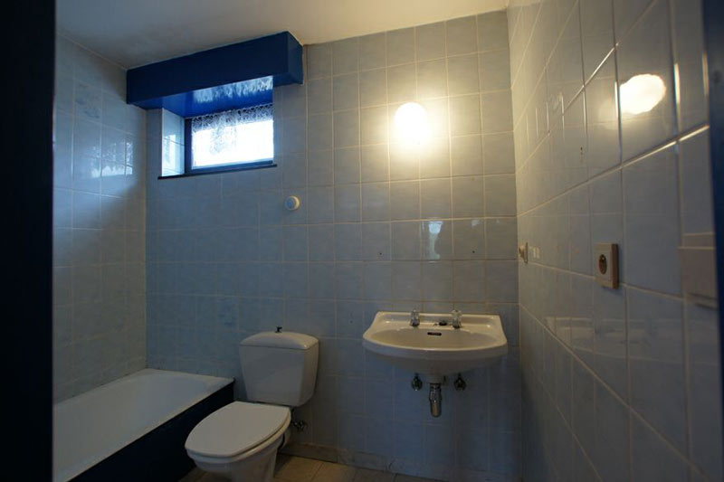 De badkamer VOOR