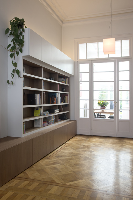 In het hart van dit verbouwd herenhuis staat deze bibliotheek, uitgevoerd in notelaar fineer en lakwerk, en vormgegeven met de verhoudingen van de bestaande woning.