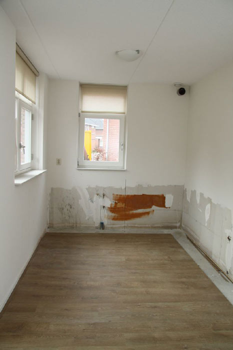 De vastgoedstylist heeft de kamer alvast leeggehaald. Nu is het tijd voor een likje verf en de inrichting