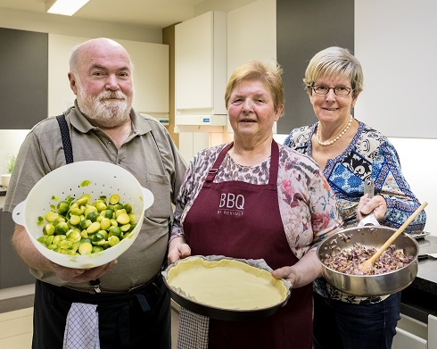 Met de hulp van meesterkok Jan en zijn echtgenote Gerda (rechts) lukt koken perfect.
