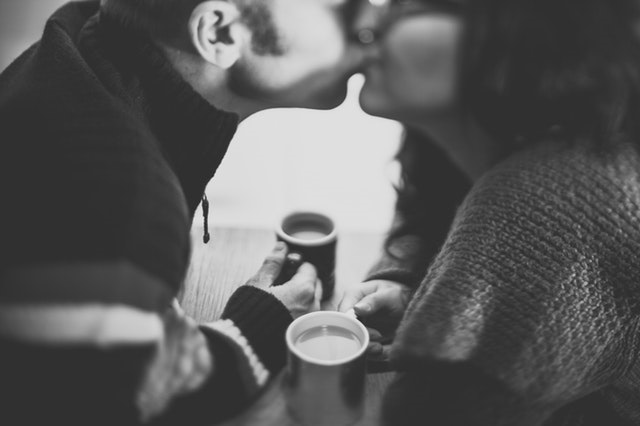 koppel-drinkt-koffie-kus