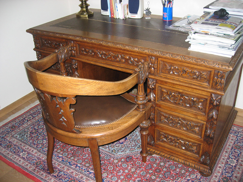 Houten bureau voor de bewerking.