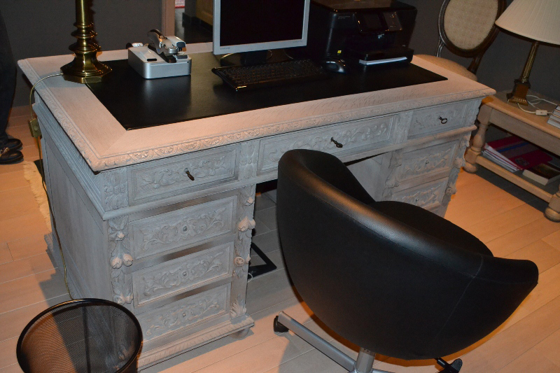 Houten bureau na de bewerking.