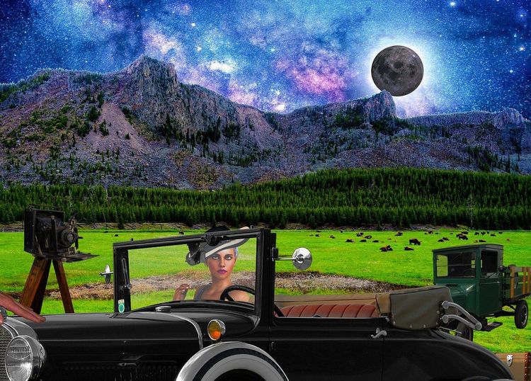 Een fantasiecollage met oude auto's, een vrouw achter het stuur en bergen onder een sterrenhemel met maan.