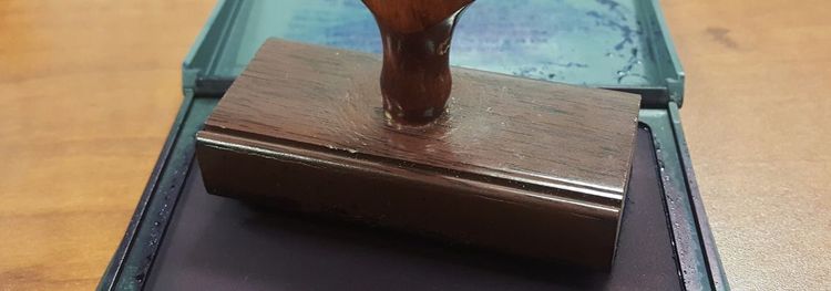 Grote houten stempel op een stempelkussen.