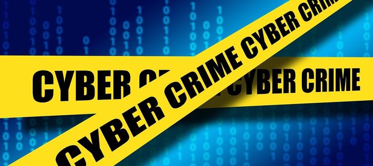 Gele waarschuwingslinten met het opschrift ‘CYBER CRIME’ voor een blauwe achtergrond met digitale cijfers.
