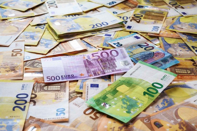 Eurobiljetten van verschillende waarden liggen door elkaar.