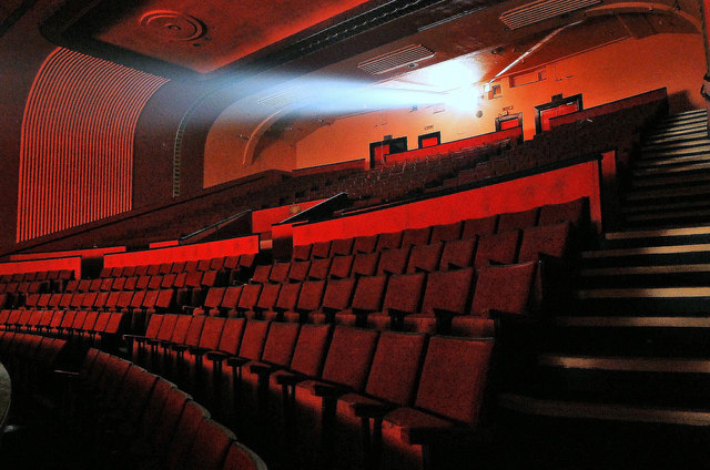 Ook al moet je jezelf soms het huis 'uitslepen', een toffe theatervoorstelling of film kunnen je energie helemaal opladen.