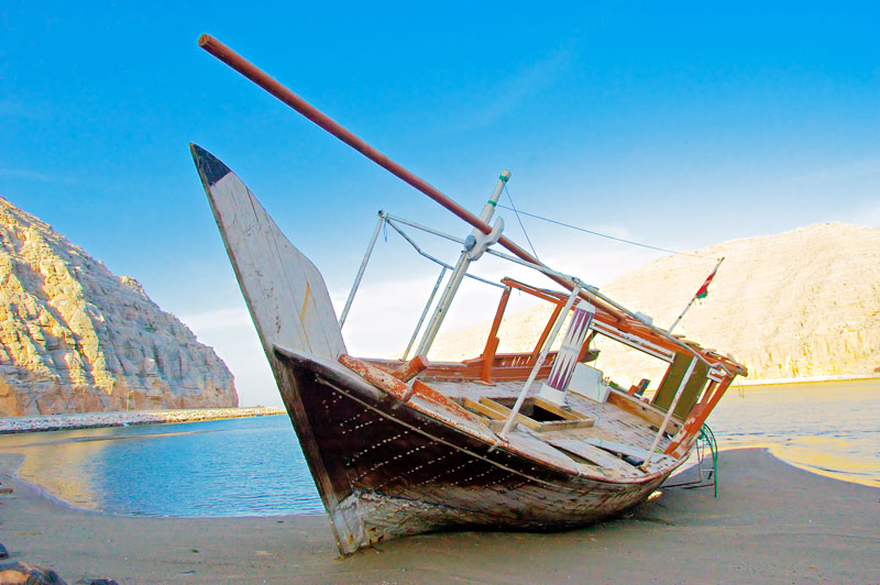 Een Dhow, typisch vissers- en vrachtschip in Oman.