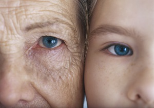 oog-oudere-vrouw-en-jong-meisje