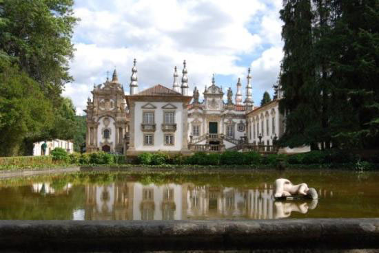 Casa de Mateus, met de symmetrishe torentjes, weerspiegeld in de vijver.