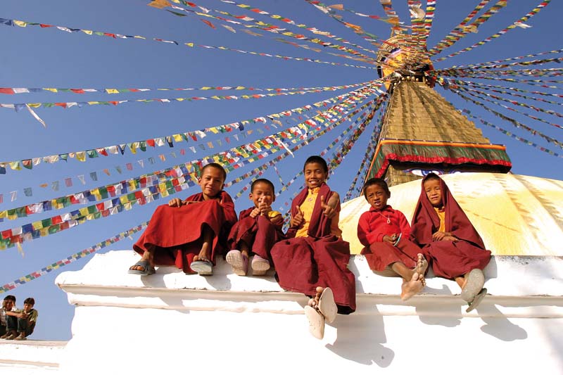Jonge kloosterlingen op de stupa