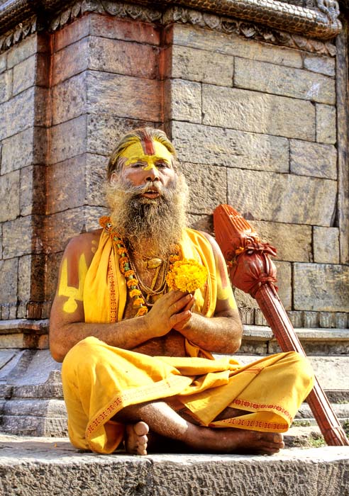 Saddhu, een heilige op de trappen van de tempel