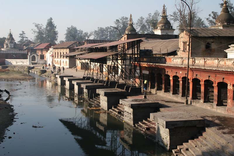 De crematieplaatsen in Pashupatinath